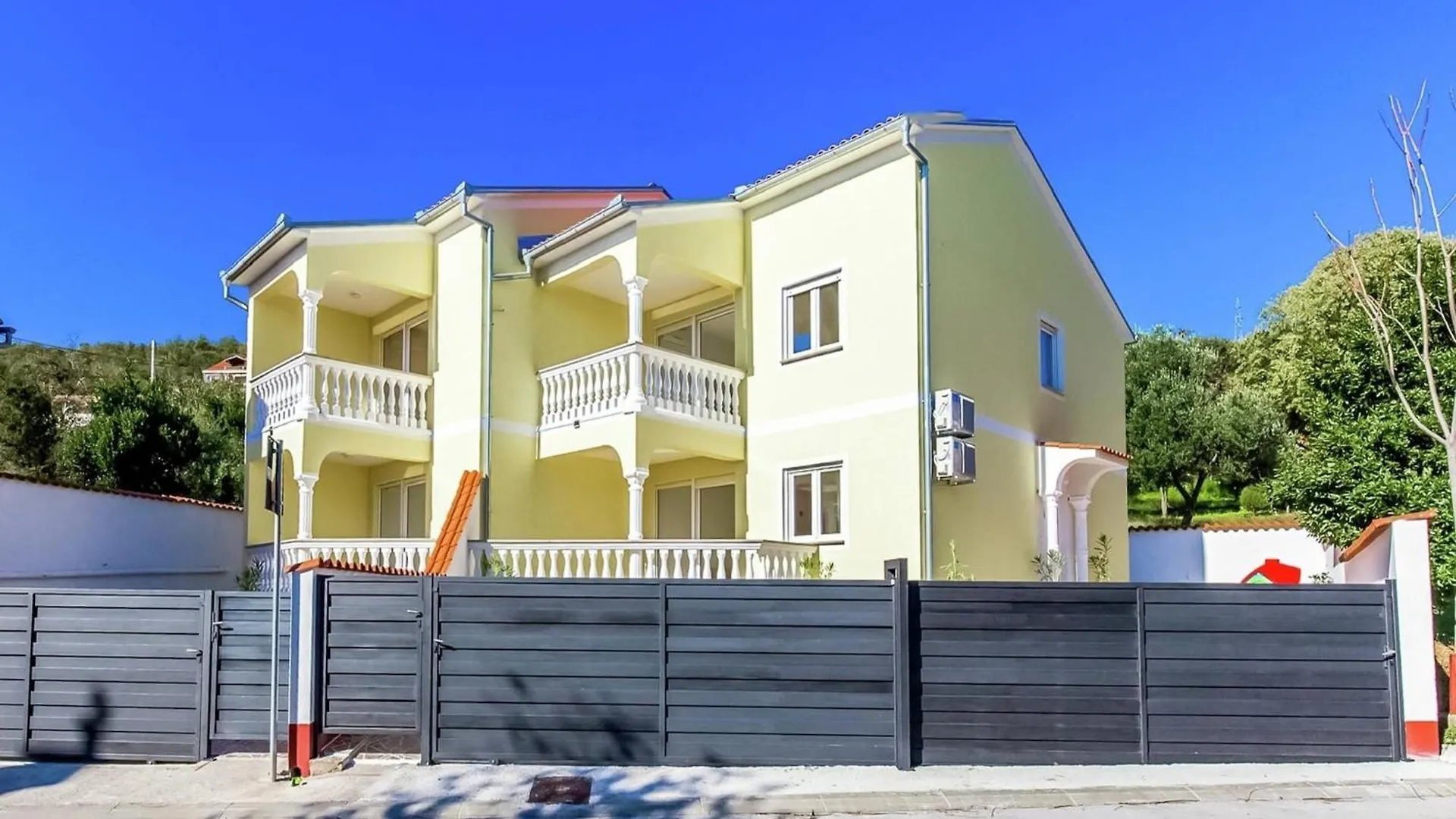 Holiday home Charming Home With Swimming Pool